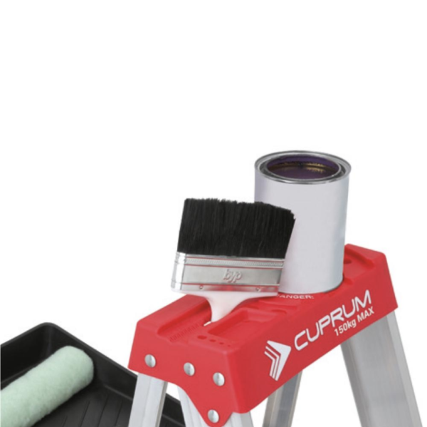 Muestra de cómo se pueden sostener artículos de pintura sobre parte alta de este modelo de escaleras de aluminio tipo tijera.
